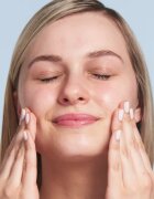 IT Cosmetics Bye Bye Dark Spots ser iluminator pentru corectia petelor de pigment cu niacinamidă pentru femei 30 ml
