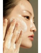 Klairs Gentle Black Facial Cleanser gel de curățare blând pentru piele sensibilă 140 ml