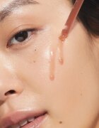 Kora Organics Turmeric Glow Drops ser cu efect iluminator cu niacinamidă 30 ml