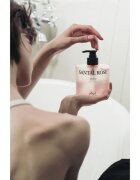 KUNDAL Objet Moist Gleam Body Wash gel parfumat pentru duș pentru hidratare intensa cu parfum Santal Rose 450 ml