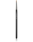 MAC Cosmetics Brush 209 Synthetic Eyeliner Brush pensula pentru eyeliner 1 buc