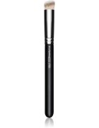 MAC Cosmetics Brush 270 Synthetic Mini Rounded Slant Brush perie kabuki anticearcăne 1 buc