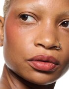 MAC Cosmetics Powder Kiss Lip + Cheek Mousse fard multifuncțional pentru buze și obraz culoare Devoted To Chili 5 ml