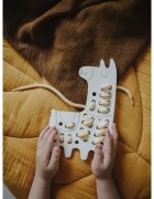 Milin Big Wooden Lacing Toy Lama Lily jucărie cu activități 205 cm x 13 cm x 07 cm 1 buc