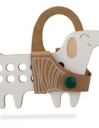 Milin Small Wooden Lacing Toy Daschund jucărie cu activități 8 cm x 13 cm x 07 cm 1 buc