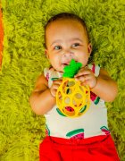 Oball Teether My Own™ jucărie pentru dentiție Pineapple 1 buc