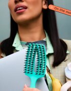 Olivia Garden Club The Nomad Detangling&Shine Fingerbrush​ perie de tip paletă pentru păr Mint 1 buc