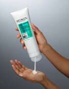 Redken Acidic Bonding Curls Aplicarea jeturilor de refacere pentru ingrijire pentru păr creț 250 ml