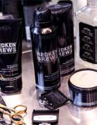 Redken Brews pomadă de păr pentru un aspect natural cu argila 100 ml