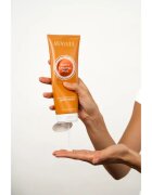 Revuele Nutty Caramel Snug Fragranced Nourishing Body Cream crema de corp nutritiva pentru femei 250 ml
