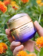 Shiseido Vital Perfection Uplifting and Firming Advanced Cream Soft Crema iluminatoare pentru fermitate ziua și noaptea 50 ml