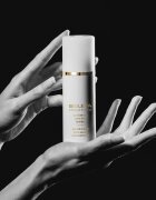 Sisley Sisleÿa L'Integral Anti-Aging Concentrate Hand Care crema de maini cu efect de reintinerire impotriva petelor pigmentate SPF 30 75 ml