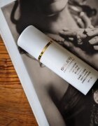 Sisley Sisleÿa L'Integral Anti-Aging Concentrate Hand Care crema de maini cu efect de reintinerire impotriva petelor pigmentate SPF 30 75 ml
