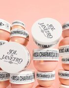 Sol de Janeiro Rosa Charmosa Dewy Cream cremă de corp cu efect de iluminare 75 ml