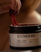 STENDERS Cranberry exfoliant din zhar pentru netezire 230 g