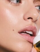 SUNEWMED+ Vanilla Gold Kiss Moisturizing Lip Balm Balsam de buze hidratant unt de shea 13 g
