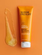 Super Facialist Vitamin C+ Brighten exfoliant iluminator pentru fata gat si piept 125 ml