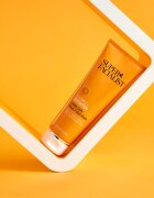Super Facialist Vitamin C+ Brighten exfoliant iluminator pentru fata gat si piept 125 ml