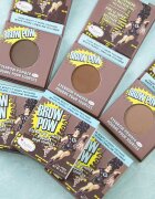 theBalm Browpow® pudră pentru sprâncene în carcasă magnetică culoare Light Brown 12 g
