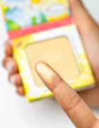 theBalm Let's Bolt corector iluminator pudra cu efect de stralucire si fard de ochi 8 g