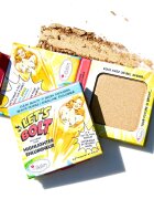 theBalm Let's Bolt corector iluminator pudra cu efect de stralucire si fard de ochi 8 g