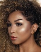 theBalm Let's Bolt corector iluminator pudra cu efect de stralucire si fard de ochi 8 g