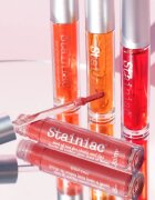 theBalm Stainiac® Lip And Cheek Stain fard multifuncțional pentru buze și obraz culoare Prom Queen 4 ml