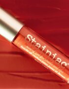 theBalm Stainiac® Lip And Cheek Stain fard multifuncțional pentru buze și obraz culoare Prom Queen 4 ml