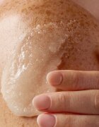 Tree Hut Shea Sugar Scrub Santal Haze exfoliant de corp cu zahăr 510 g