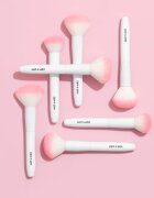 Wet n Wild Essential Powder Brush pensula pentru aplicarea pudrei 1 buc