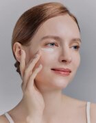 WHAMISA Organic Flowers Eye Essence ser pentru ochi cu efect de iluminare cu efect antirid 30 ml
