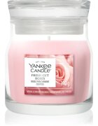 Yankee Candle Fresh Cut Roses lumânare parfumată Signature 110 g