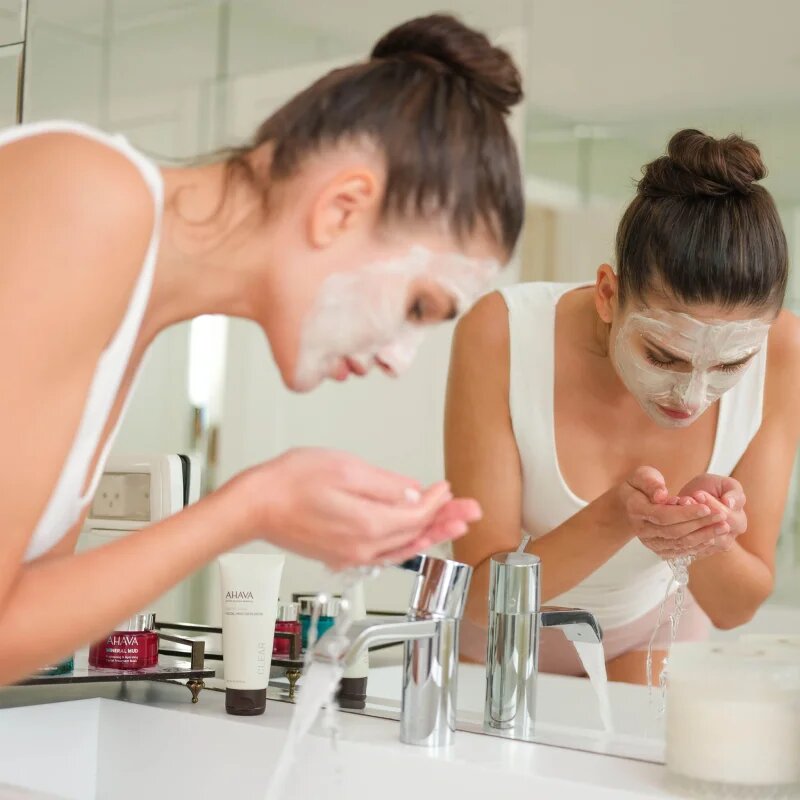 Ahava Time To Clear exfoliator cu namol pentru fata 100 ml