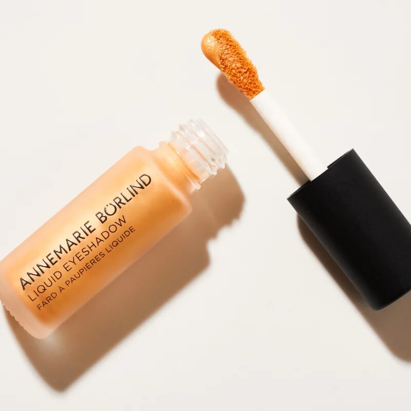 ANNEMARIE BÖRLIND Golden Hour Liquid Eye Shadow lichid fard ochi cu efect de hidratare 4.5 ml