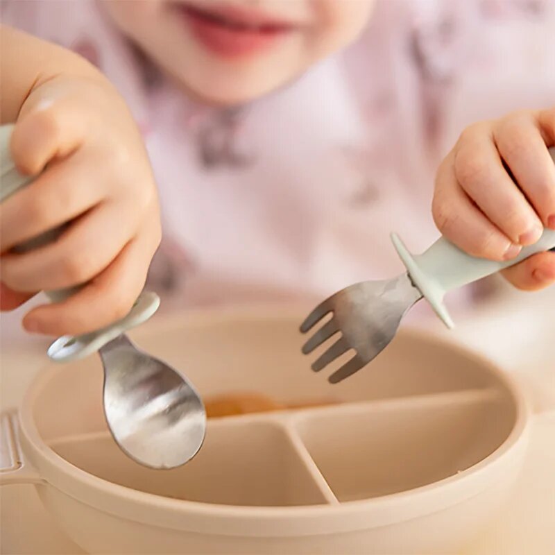 BabyOno Be Active Stainless Steel Spoon and Fork tacâmuri pentru copii Beige 12m+ 2 buc