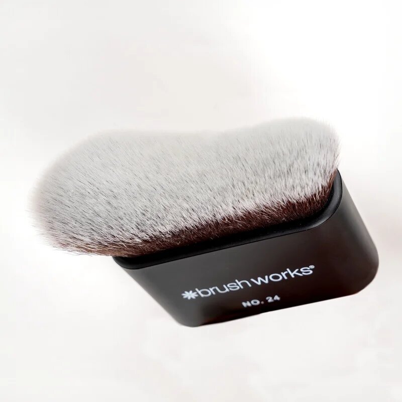 Brushworks Blending Face & Body Brush perie kabuki pentru față și corp tip NO. 24 1 buc