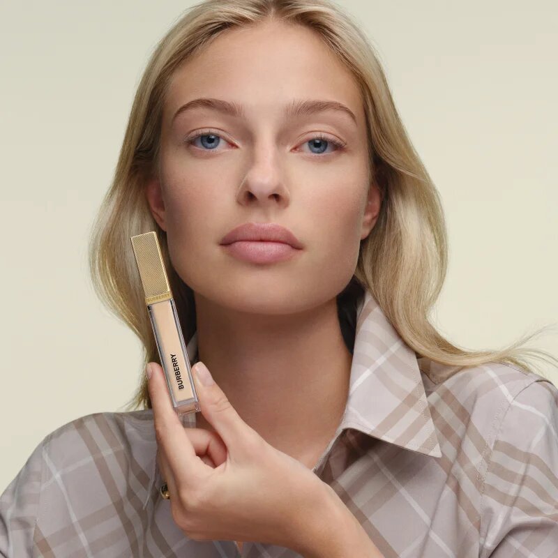 Burberry Beyond Wear Concealer anticearcan cu efect de lunga durata culoare 10 Fair Warm 8 ml