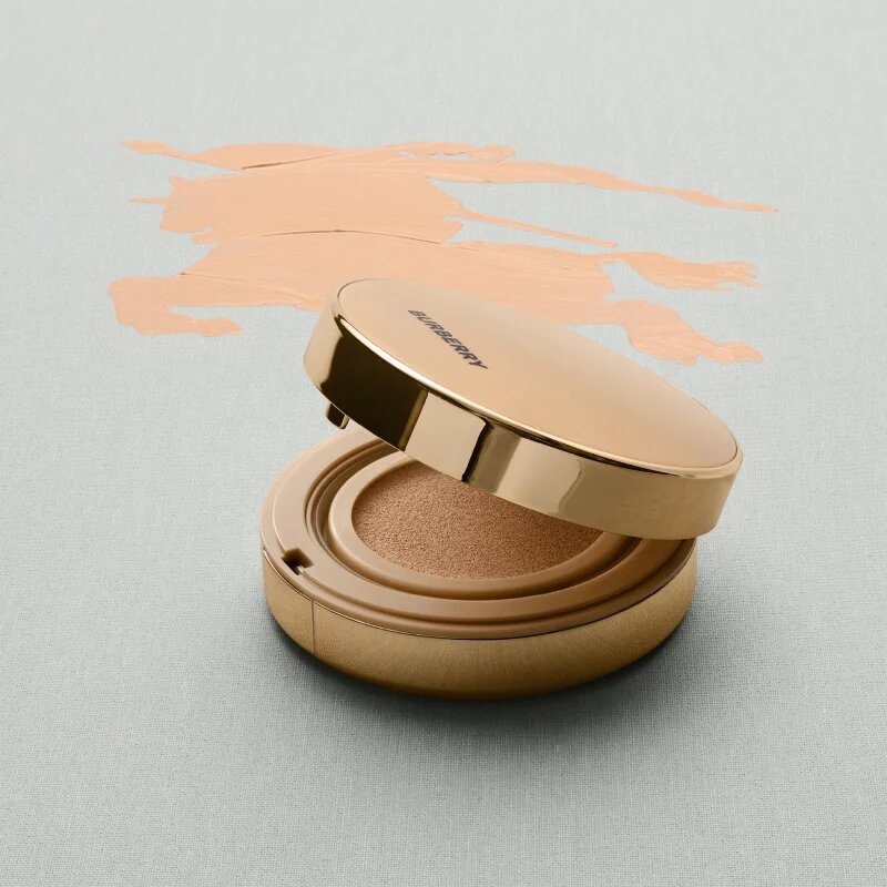 Burberry Beyond Wear Perfecting Matte Cushion burete cu machiaj de lungă durată SPF 15 culoare Light Warm 30 14 g