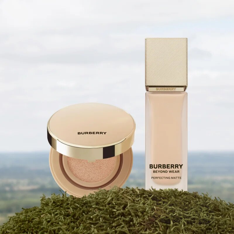 Burberry Beyond Wear Perfecting Matte Cushion burete cu machiaj de lungă durată SPF 15 culoare Light Warm 30 14 g
