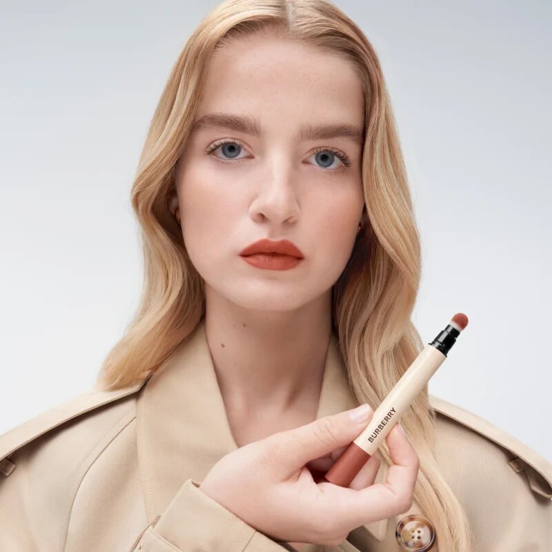 Burberry Brit Matte Veil ruj de buze lichid mat și hidratant culoare Red Brick 656 3 ml