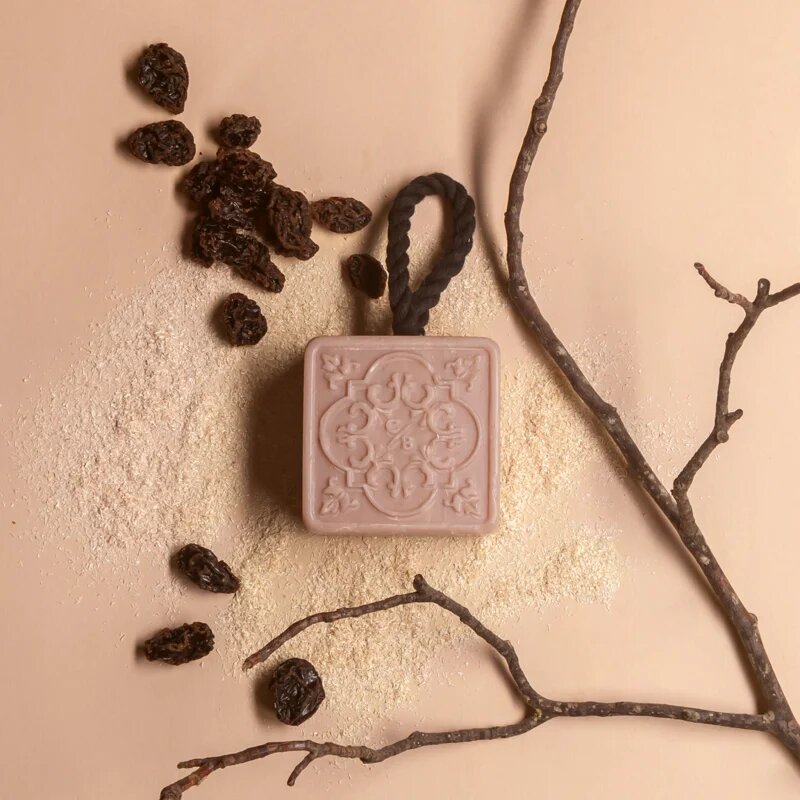 Castelbel Santal Tonka săpun solid cu efect de exfoliere 150 g