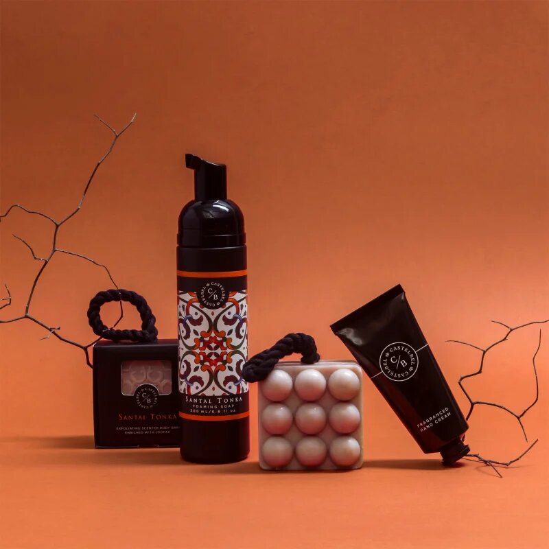 Castelbel Santal Tonka săpun solid cu efect de exfoliere 150 g