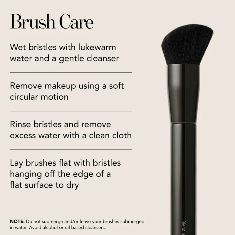 Chantecaille Blend and Smooth Brush pensulă medie pentru produse lichide cremoase și pudrate 1 ml