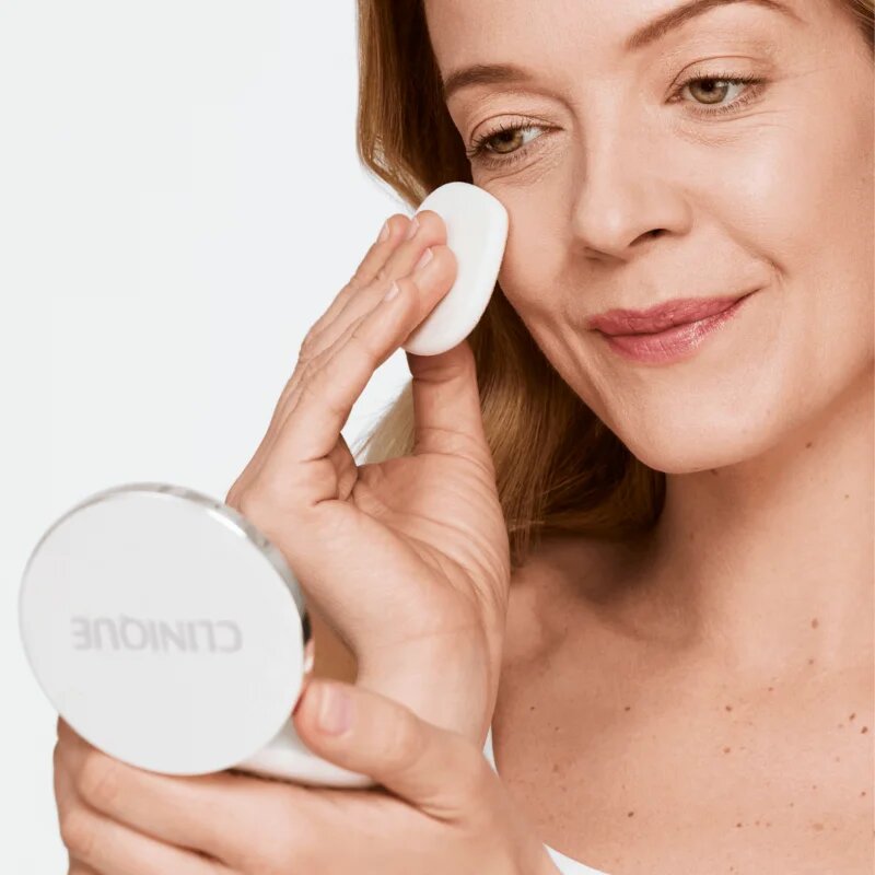 Clinique Beyond Perfecting™ Powder Foundation + Concealer machiaj sub formă de pudră cu corectorul 2 in 1 culoare 09 Neutral 14.5 g
