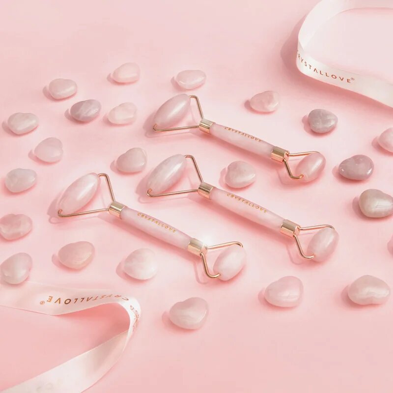 Crystallove Rose Quartz Selflove Set rulou de masaj facial și accesoriu de masaj