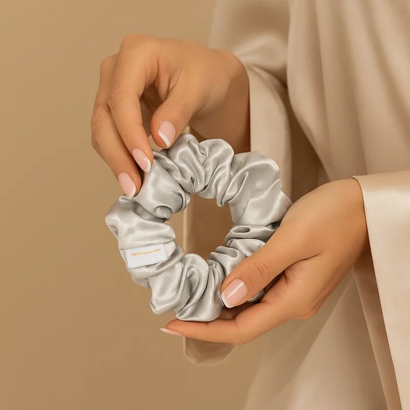 Crystallove Silk Scrunchie elastic pentru păr din mătase Silver 1 buc