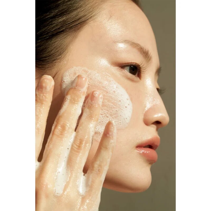 Dear Klairs Gentle Black Facial Cleanser gel de curățare blând pentru piele sensibilă 140 ml