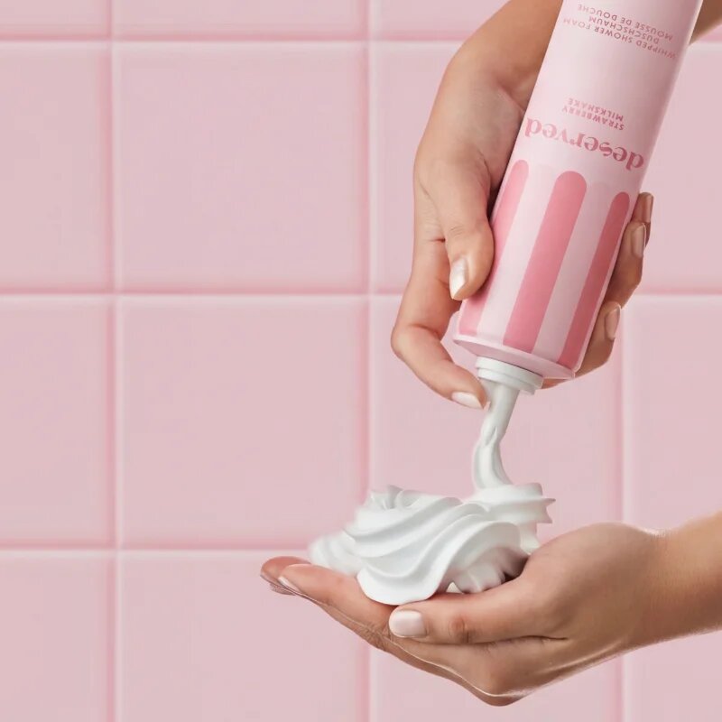 DESERVED Whipped Shower Foam Strawberry Milkshake spumă pentru duș pentru corp 250 ml