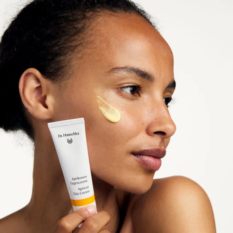 Dr. Hauschka Facial Care Apricot Day Cream crema revitalizanta pentru tenul uscat 30 ml