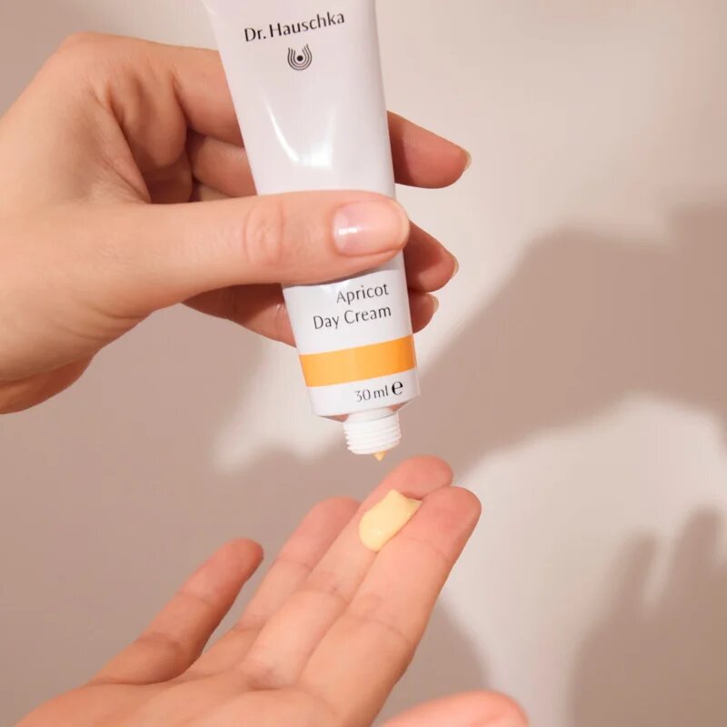 Dr. Hauschka Facial Care Apricot Day Cream crema revitalizanta pentru tenul uscat 30 ml
